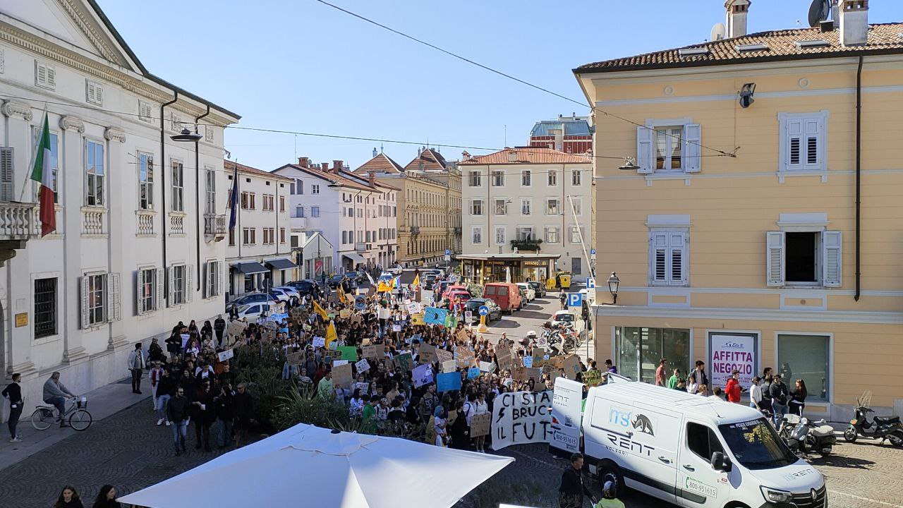 Immagine per Gli studenti tornano in sciopero, corteo a Gorizia: «Vogliamo vivere»